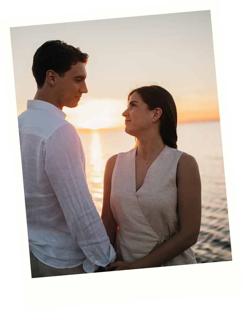 Antonio y Ana mirándose al atardecer
